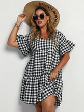 Schwarz-weißes Kleid mit karierten Nähten